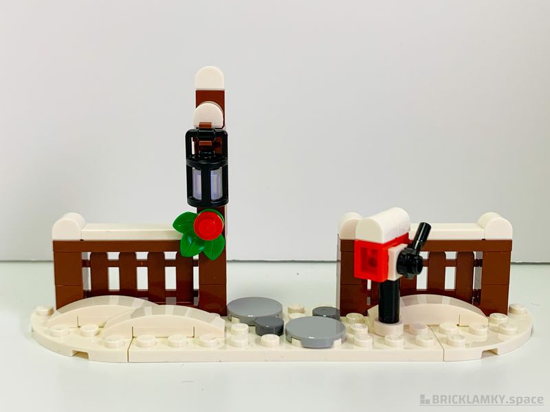 「レゴ 10293 サンタがやってくる」の家の門