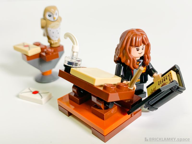 「レゴ（LEGO）ハリーポッター 30392 ハーマイオニーの勉強机」のハーマイオニーが勉強している