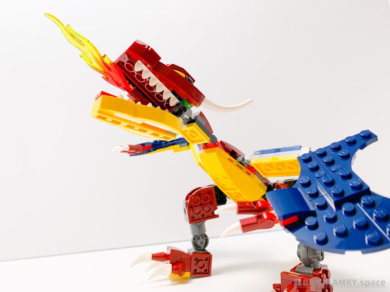 「レゴ クリエイター ファイヤー・ドラゴン 31102」のドラゴンが火を噴いている