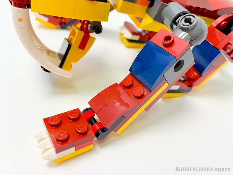 「レゴ クリエイター ファイヤー・ドラゴン 31102」のサーベルタイガーの前足