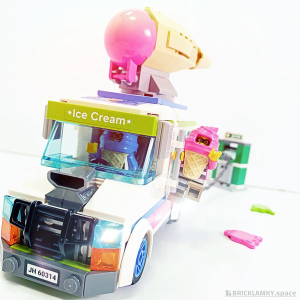 「レゴシティ 60314 アイスクリームトラックを追え」のトラックがATMを盗んでいる
