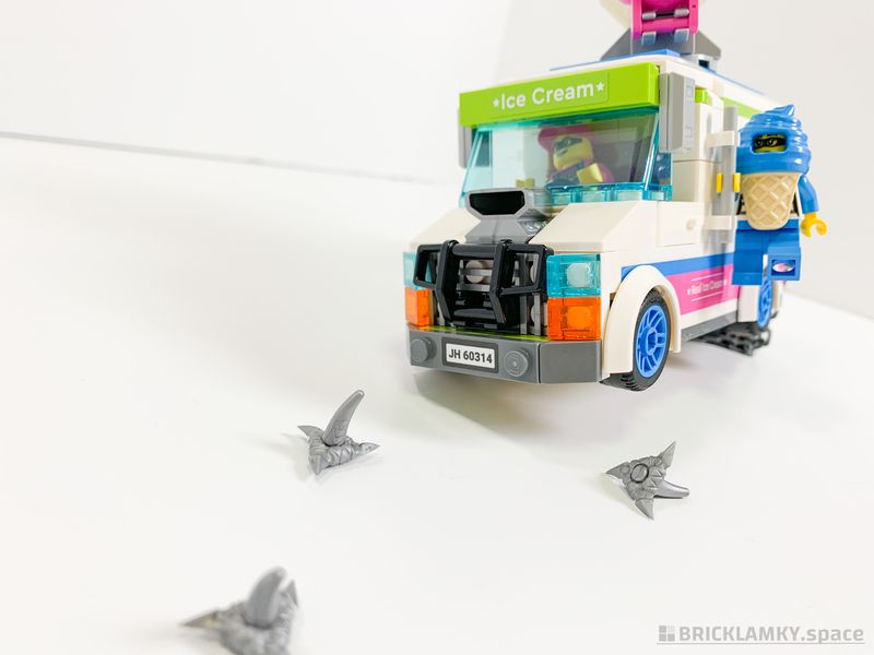 「レゴシティ 60314 アイスクリームトラックを追え」のトラックがまきびしを避けようとしている