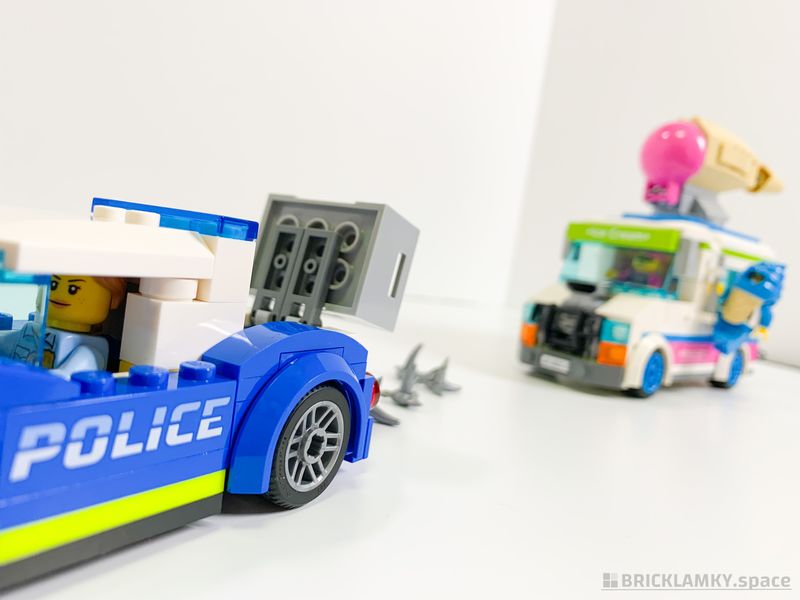 「レゴシティ 60314 アイスクリームトラックを追え」のパトカーに乗った警官の笑み