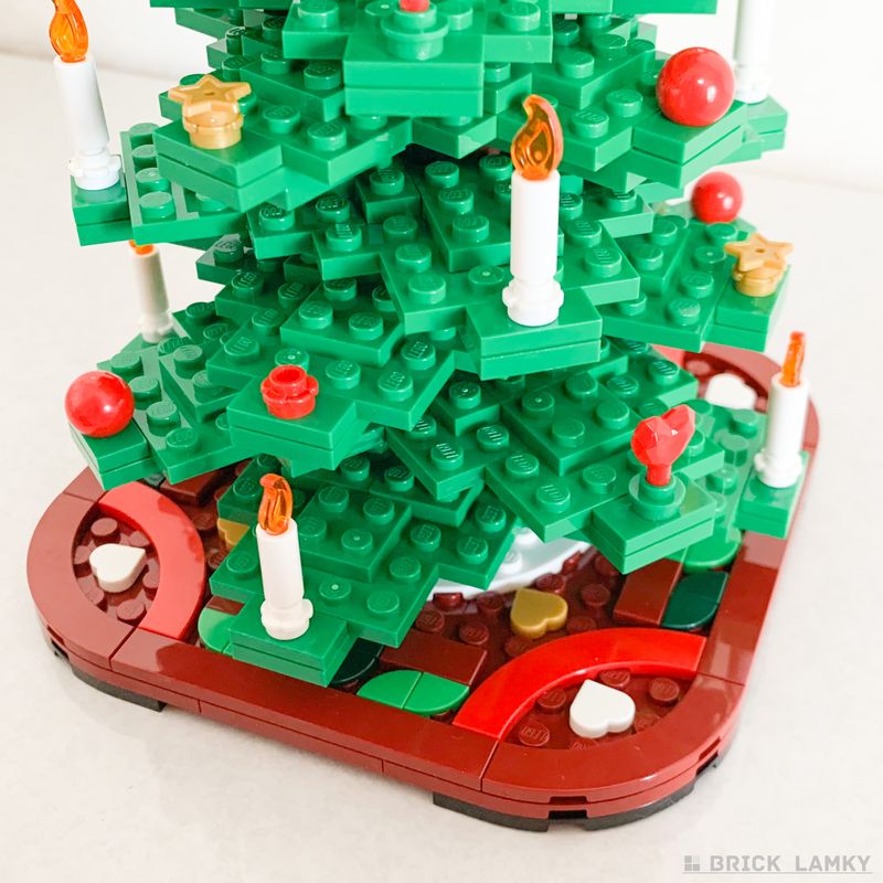 「レゴ クリスマスツリー 40573」の大サイズのツリーの足元