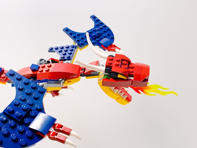 「レゴ クリエイター ファイヤー・ドラゴン 31102」の飛んでいるドラゴン