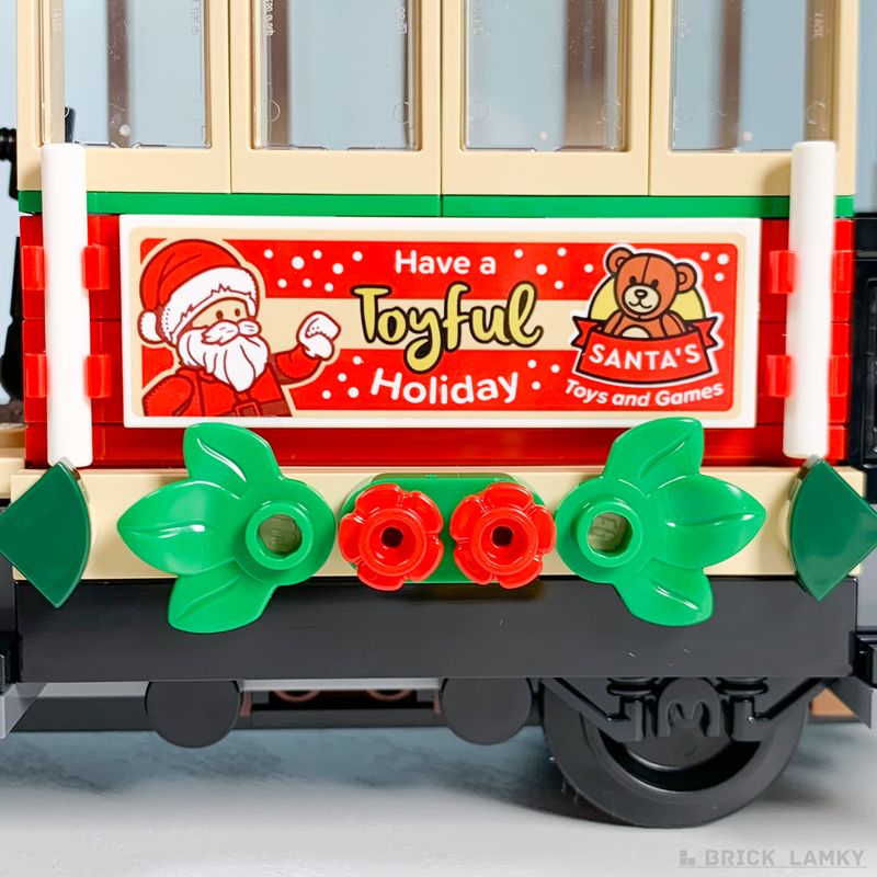 「レゴ クリスマスの街（10308）」のトラムのおもちゃ屋さんの広告