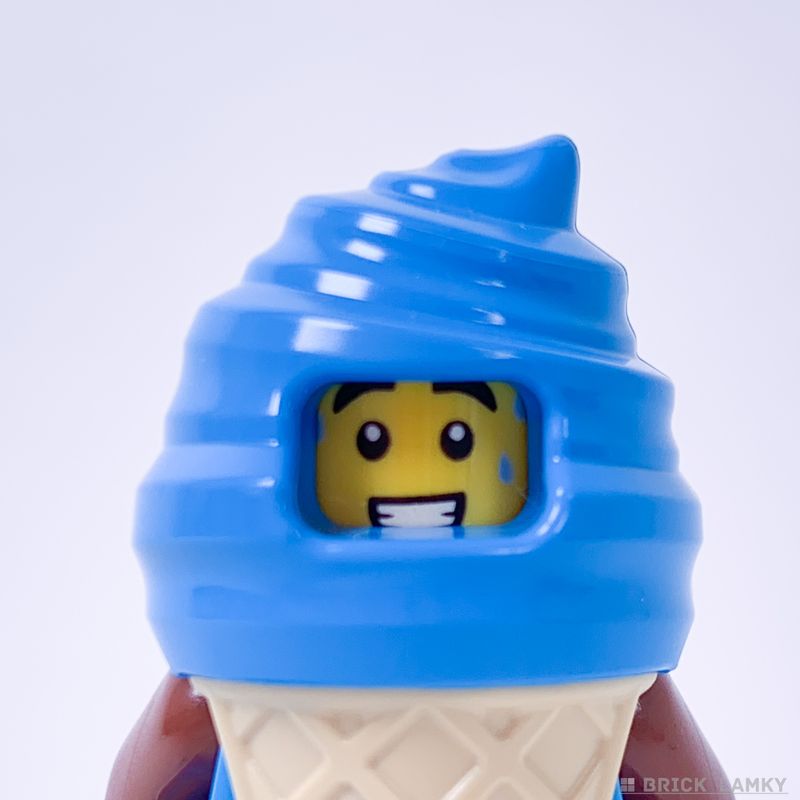 2023年4月のビルドアミニフィギュアの青いソフトクリームの被り物