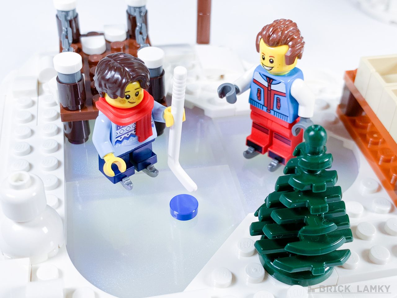 レゴ アルプスの山荘（10325）のアイスホッケーをする二人
