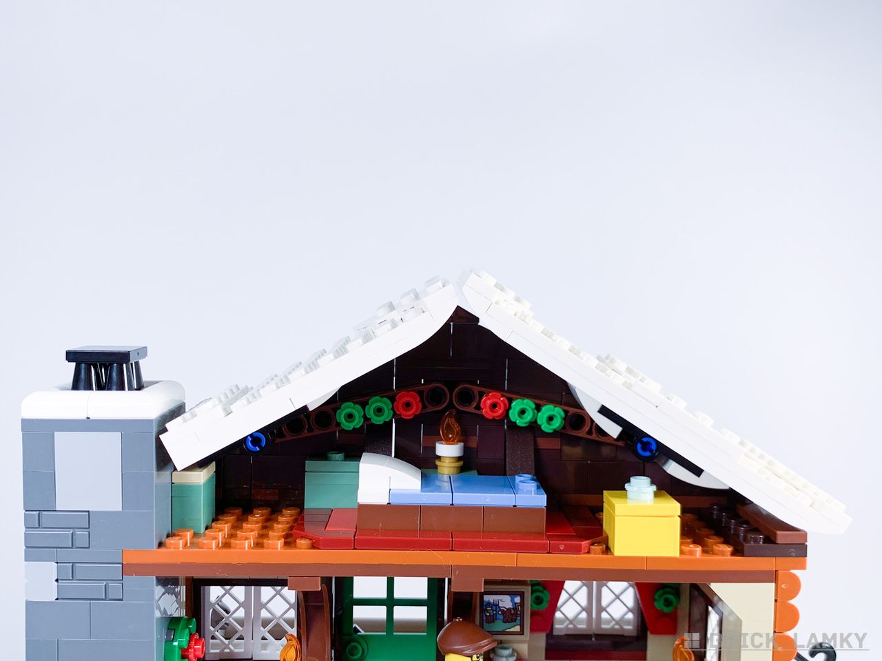 レゴ アルプスの山荘（10325）の屋根を閉じたところ
