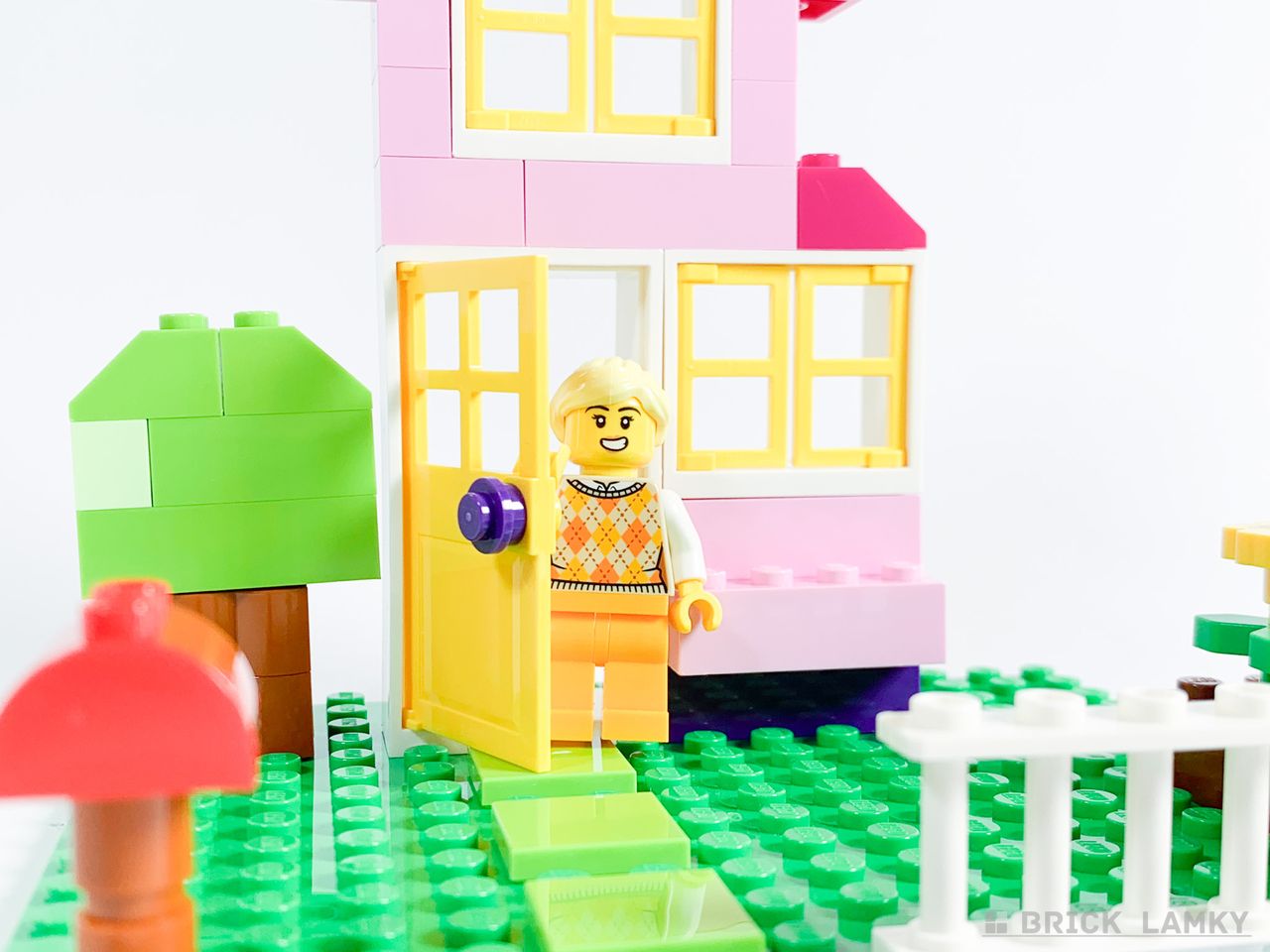 黄色のアイデアボックス＜スペシャル＞（10698）で作った家とミニフィグ