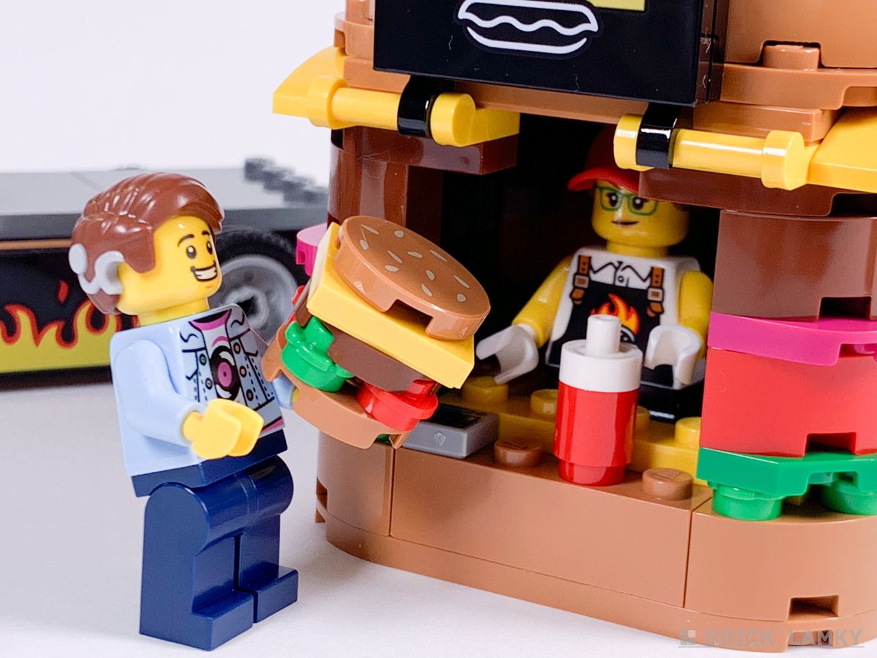 レゴ シティ バーガートラック（60404）のハンバーガーを受け取る客