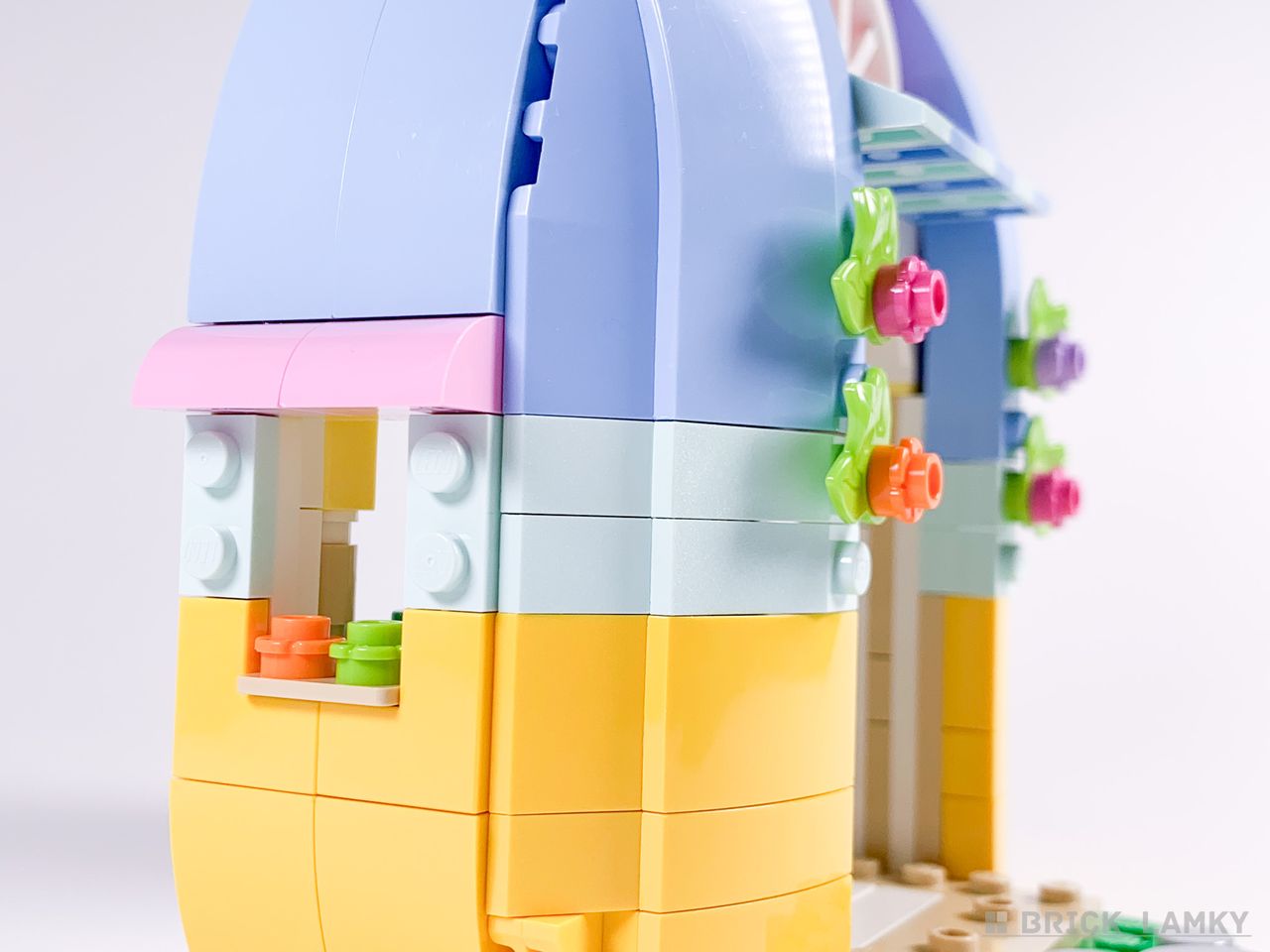 レゴ イースターのガーデンハウス（40682）のタマゴ型ハウスの窓